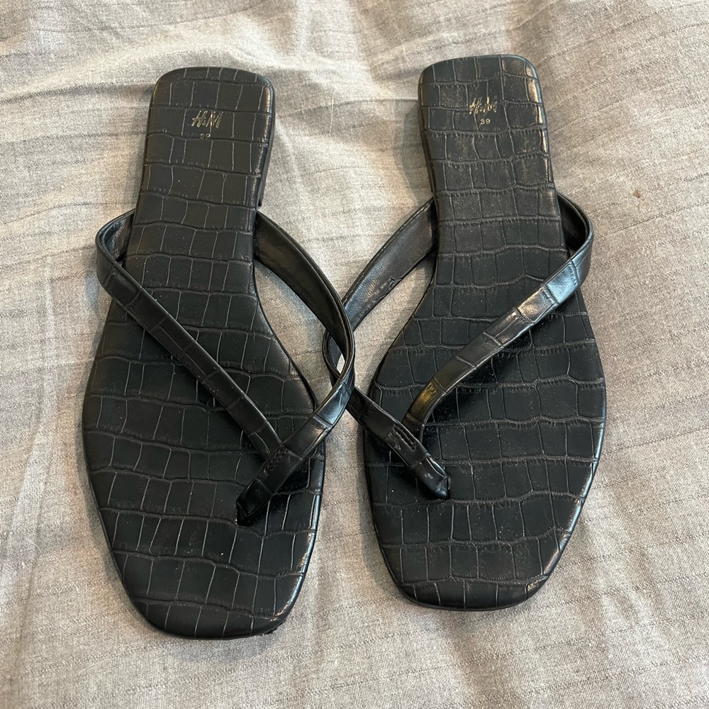H & M flip flops